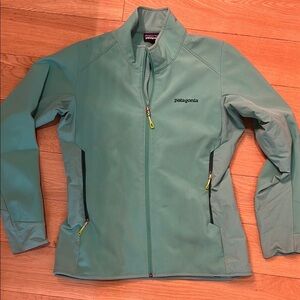Patagonia Green Softshell Jacket with Water-Resistant Fabric